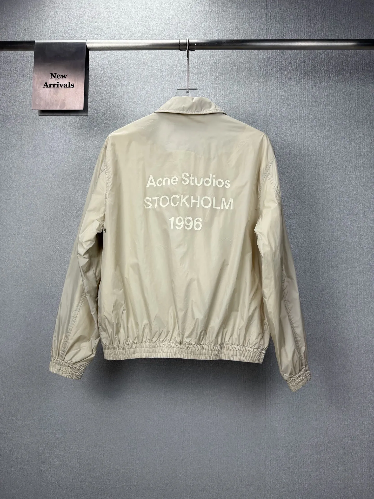 (Top version) Acne Studios 2026 New Arrival Letter Printed Logo Zipper Couple Style Lapel Jacket High Version High Version The fabric is made of polyester fiber technical fabric Internet celebrity Same Style High Version High Quality😘😘 The fabric is waterproof, Wear-Resistant, light, breathable, wind-resistant, very comfortable to the touch, fashionable and individual, super Versatile, a good-looking jacket, very suitable for men and women, a must-have for everyone Packaging, tag, label, washed wheat, complete👍 Color: Black, Beige Size: 42, 44, 46, 48
